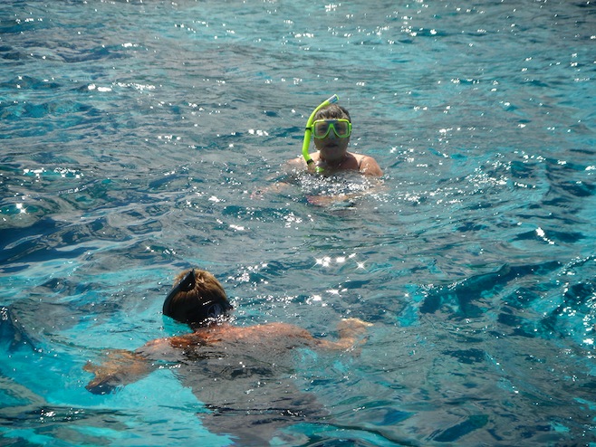 SoPac Bora Bora Mom Snorkeling.JPG (208458 bytes)